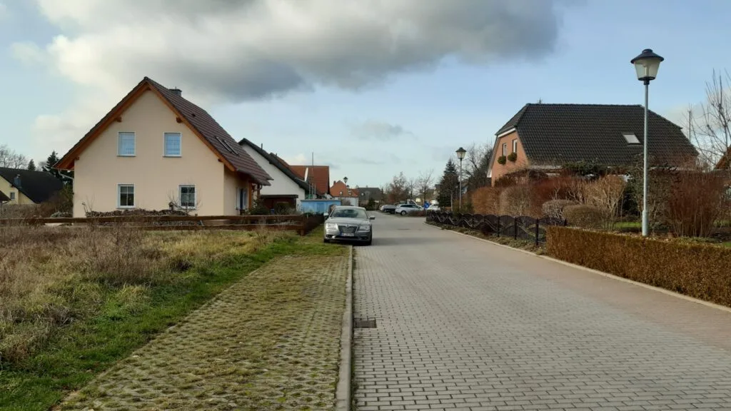 Direkt an der Straße, Blick nach Westen