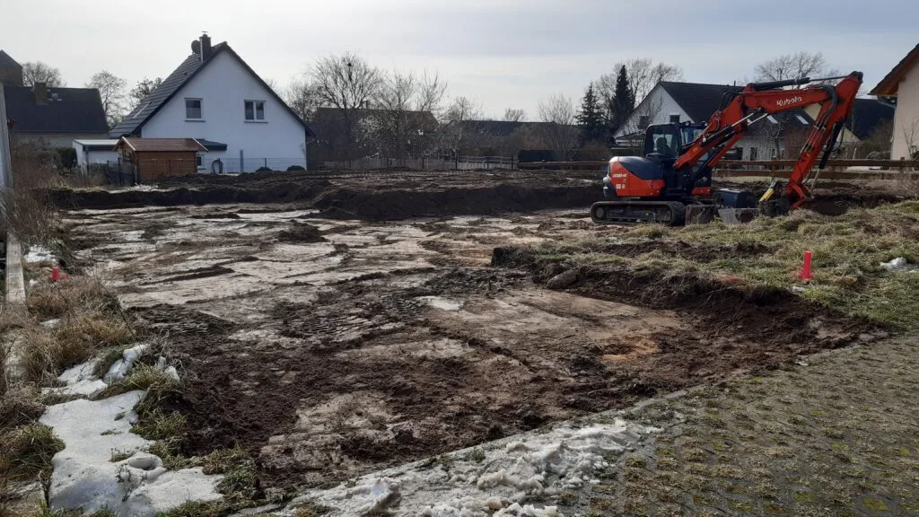 Hier kommt die Auffahrt und die Baustrasse hin