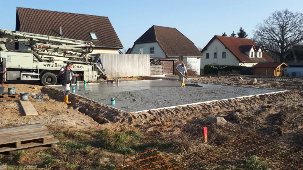 Nach dem Befüllen wird die Platte mit einem rüttelnden Glätter bearbeitet.