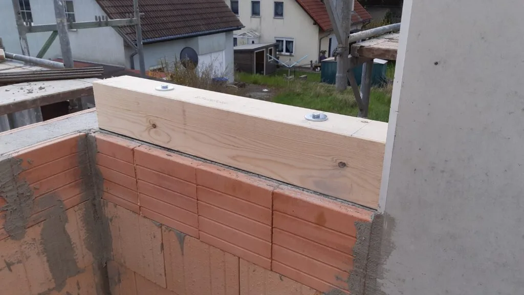 Die Drempel wurden schon für den Dachstuhl vorbereitet