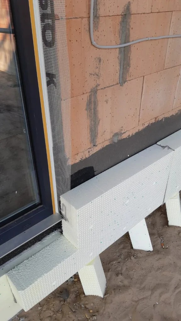 ersten Dämmplatten an der Frontseite