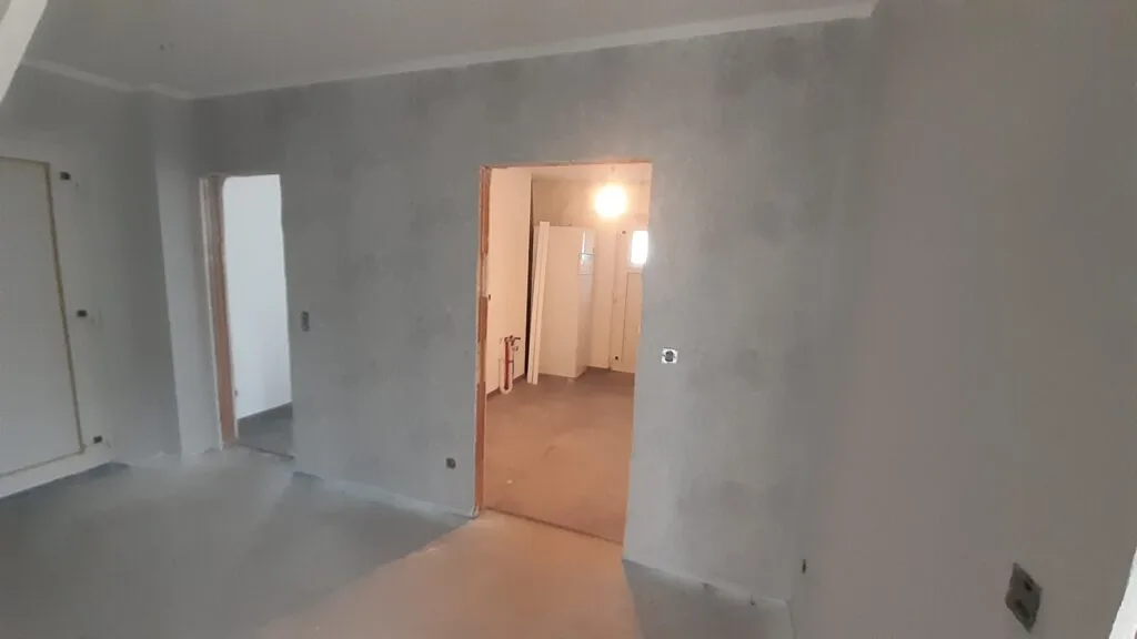 Diele, eine Wand haben wir mit „richtiger“ Tapete tapezieren lassen