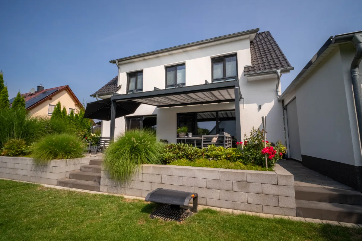Terrasse und Hochbeete