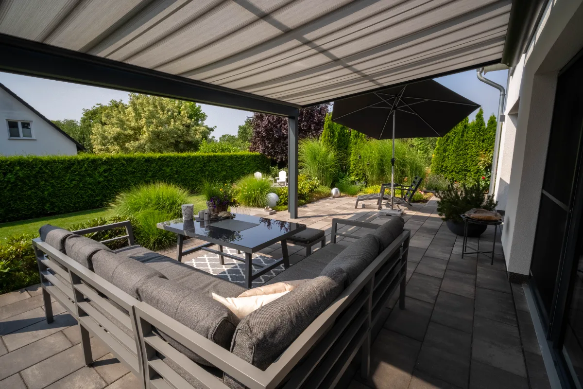Lounge unter der Pergola
