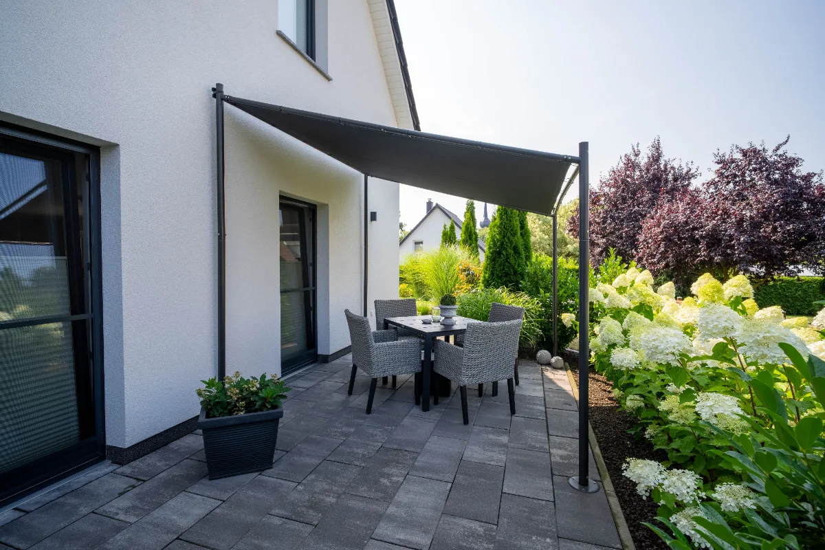 Terrasse mit Sonnensegel