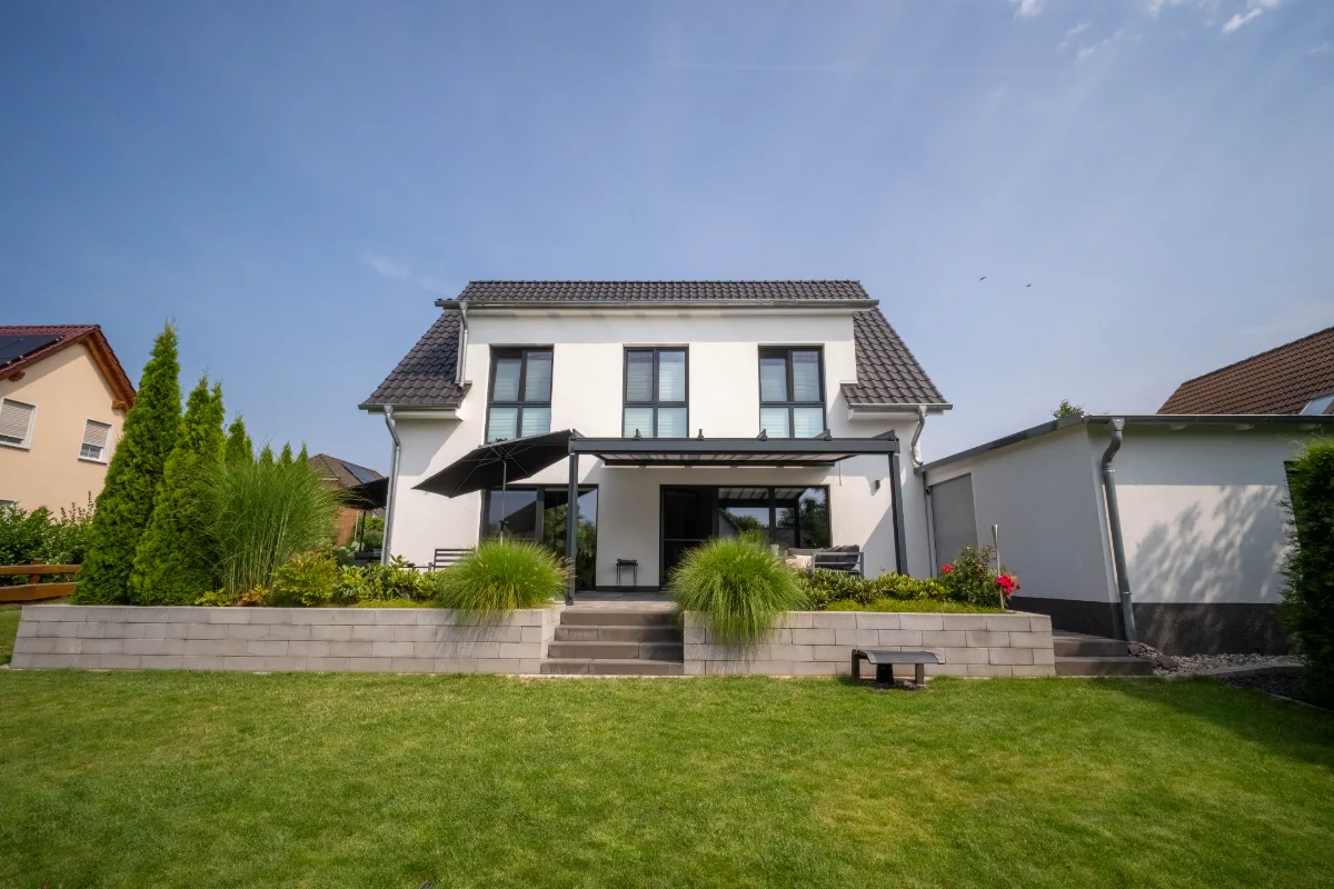 Gartenseite des fertiggestellten Massivhauses