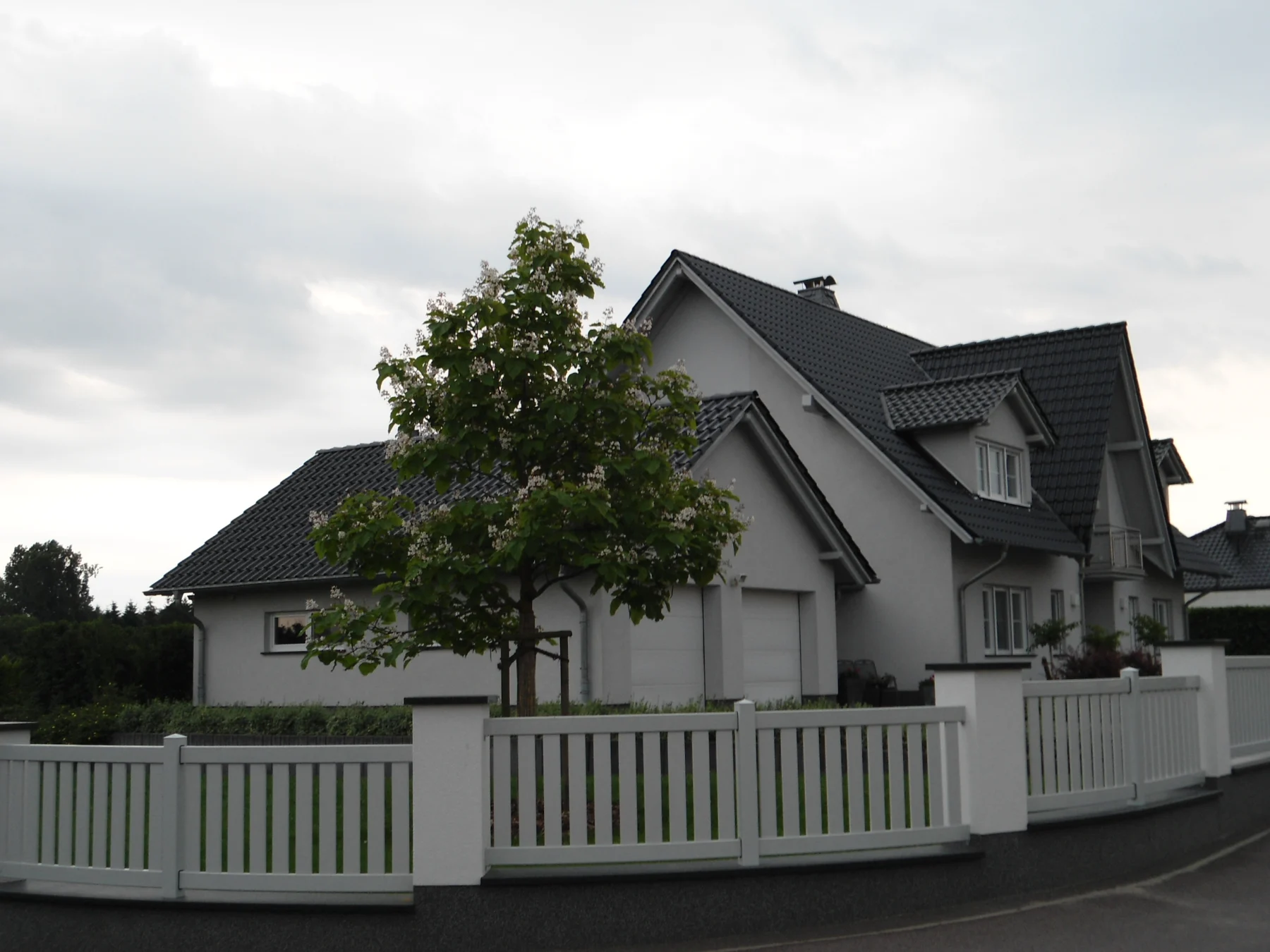 Eckansicht mit angebauter Garage