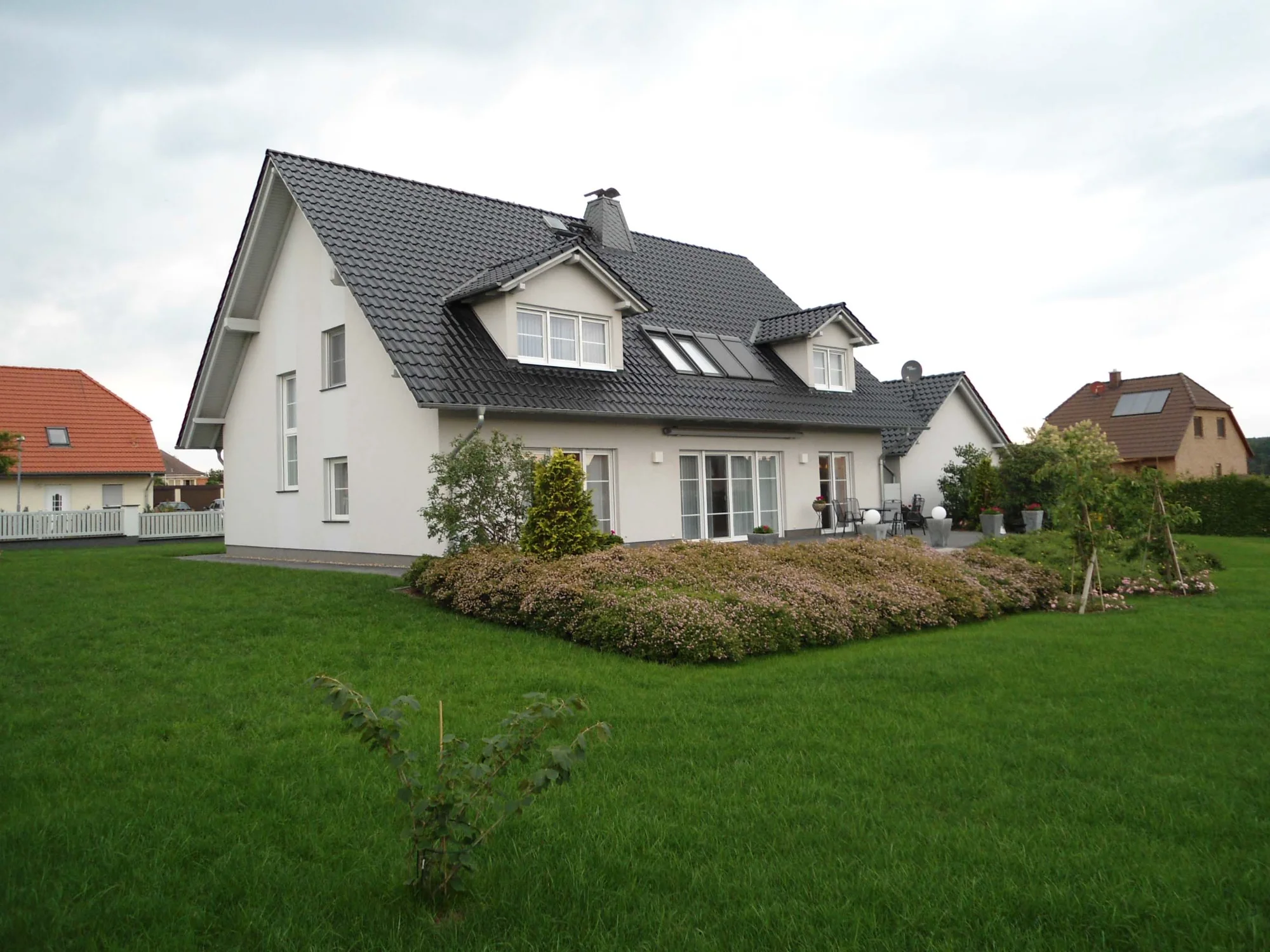Blick über den Garten auf die Terrasse