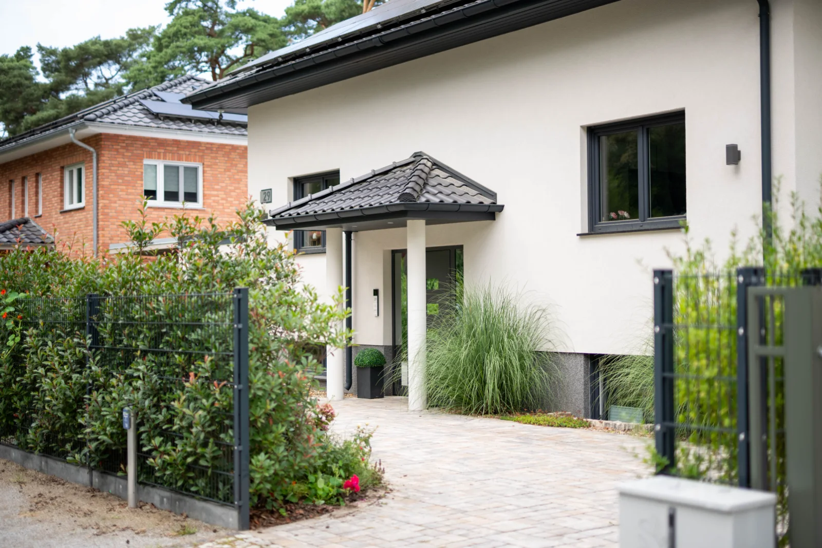 Eingang mit Vordach und Pflasterweg