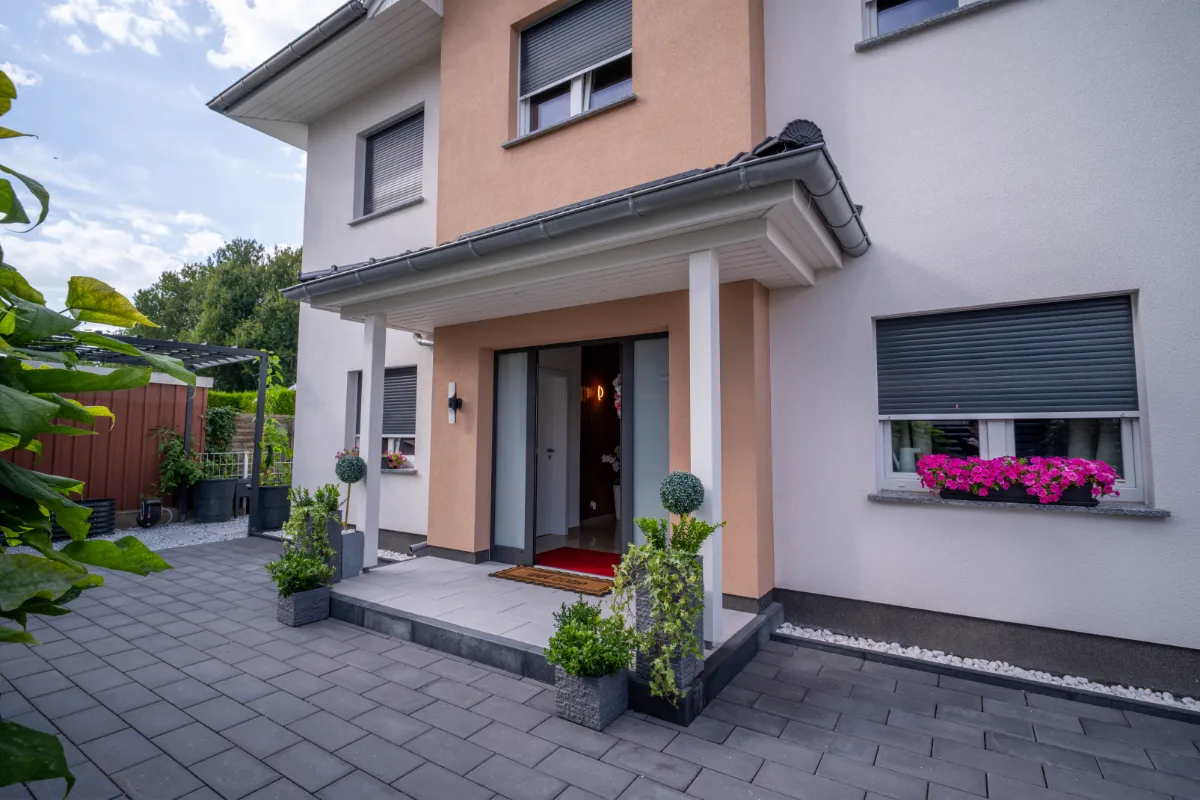 Eingangsbereich von der Straße