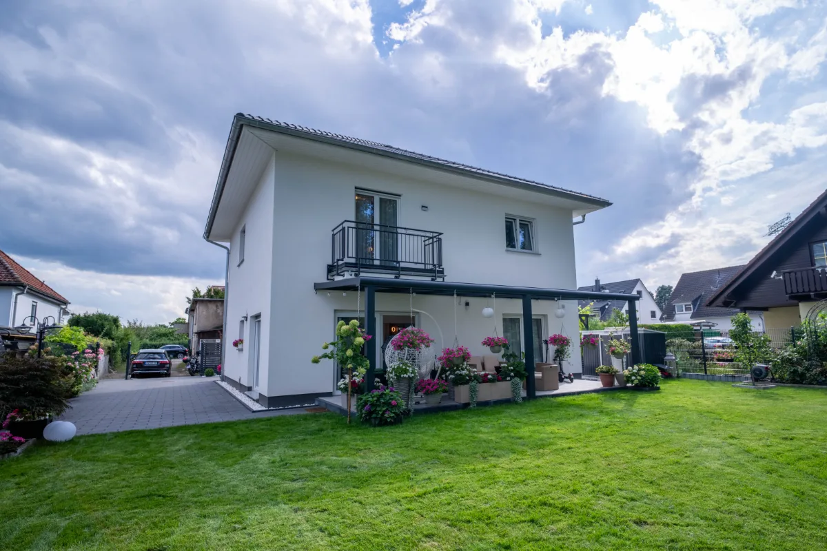 Gartenseite mit überdachter Terrasse