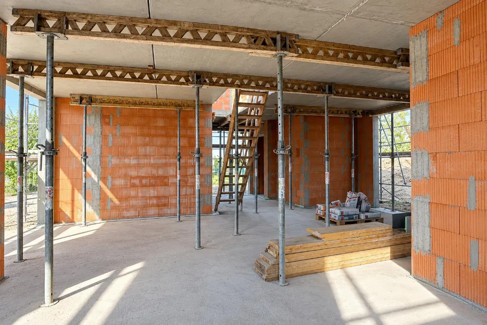 Stahlbetondecke mit Deckenstützen im Rohbau eines Richter-Hauses