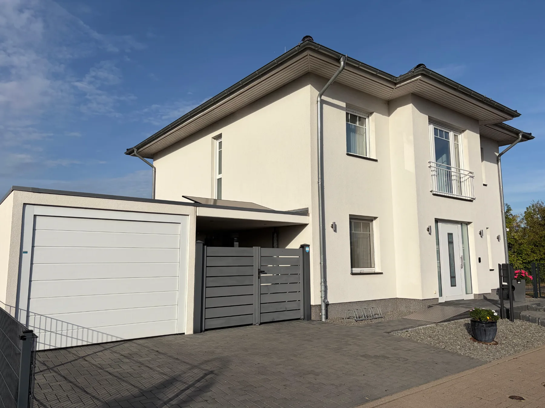 Stadtvilla mit Garage und Carport