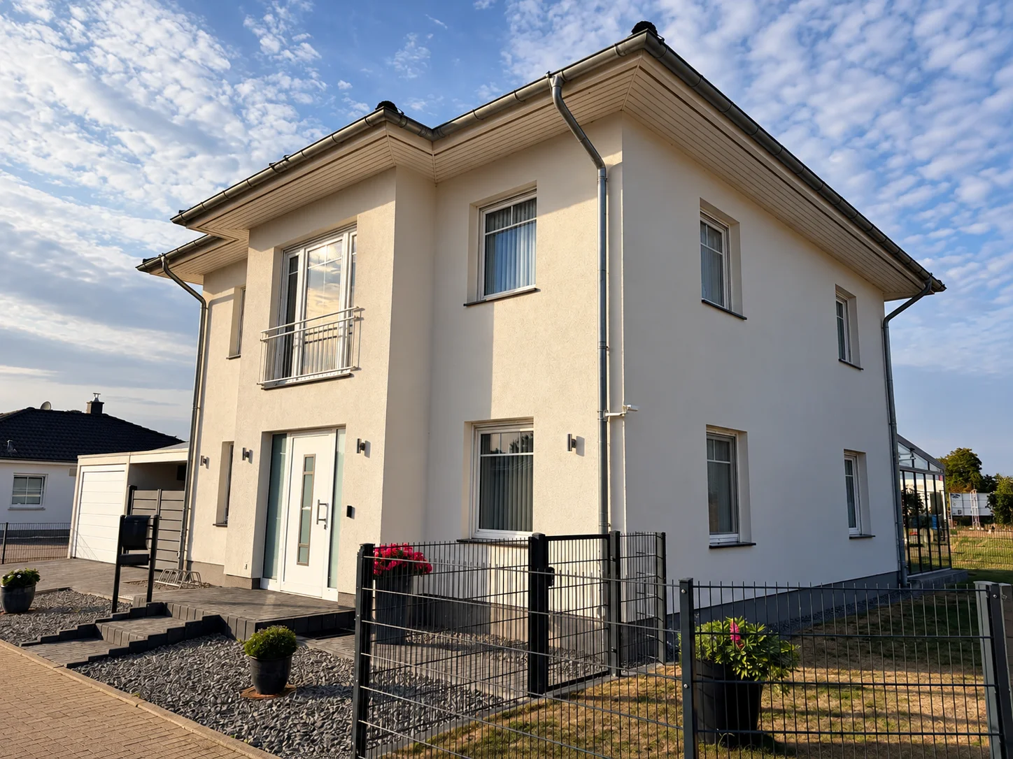 Eckansicht der Stadtvilla mit Walmdach